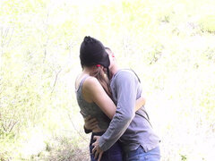 Braunhaarige, Paar, Schwanz, Emotionale dirne, Brille, Küssen, Öffentlich, Schlucken