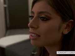 Grosse bite, Gros seins, Sucer une bite, Brunette brune, Branlette thaïlandaise, Hard, Mère que j'aimerais baiser, Seins naturels