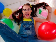 Avsugning, Brunett, Doggystyle, Glasögon, Handjobb, Hardcore, Mager, Tonåring