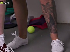 Babe, Cfnm, Gruppe, Håndjob, Onani, Mor jeg gerne vil kneppe, Sport, Tatovering