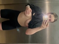 Grosser arsch, Grosse titten, Blondine, Frau, Masturbation, Öffentlich, Solo, Tanga