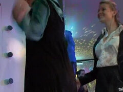 Enthousiasteling, Bruinharig, Naakte man aangeklede vrouw, Dansen, Groep, Orgie, Panty, Kut duiken