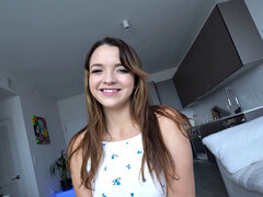 18 jaar, Kont, Pijpbeurt, Zichtbare schaamlippen, Diep in de keel, Pornster, Tatoeage, Tieten likken