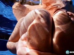 Tekintélyes didik, Fürdő ruha, Gesztenyebarna, Szabadban, Medence, Egyedül, Mellbe dugás