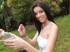 Stor røv, Stor pik, Pik sutte, Brunette, Hundestilling, Udendørs, Lille kvinde, Teenager