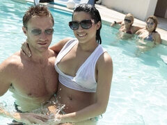 Gros cul, Grosse bite, Gros seins, Brunette brune, En levrette, Mère que j'aimerais baiser, Piscine, Nénés