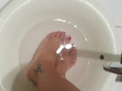 Amateur, Salle de bains, Brunette brune, Fétiche des pieds, Solo