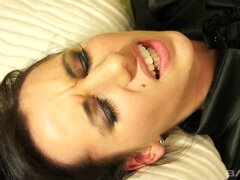 Brunette brune, Lesbienne, Lingerie, Masturbation, Mature, Jouets