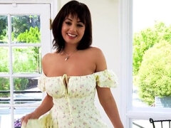 Cul, Gros seins, Brunette brune, Femme couguar, Éjaculation interne, Famille, Belle mère, Tabou