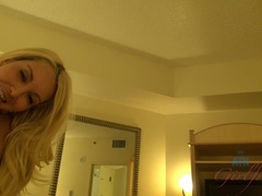 Blonde, Sucer une bite, Branlette thaïlandaise, Orgasme, Pov, Chatte, Rasée, Sous la jupe