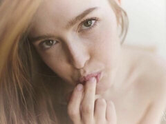 Aesthetic babe Lissa is playing with her hungry wet puss on the sofa