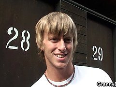 Grosse titten, Blondine, Blasen, Tschechisch, Oma, Im freien, Öffentlich, Schreiend