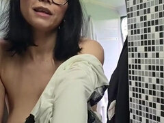 Amatør, Brunette, Milf, Naturlige bryster, Brystvorter, Hengepupper, Alene, Pupper