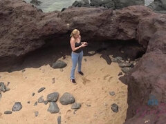 Pláž, Blondína, Priateľka, Džínsy, Krátke vlasy, Vychudnutá, Fajčenie, Kozičky