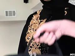 Muslim wifey takes the it guy's dick