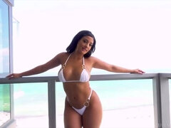 Μεγάλα βυζιά, Πίπα, Μελαχροινή, Στο πρόσωπο, Λατίνα