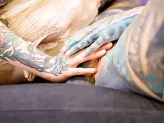 Fingering, Kysser, Slick, Orgasm, Piercing, Mager, Tatuering, Tuttar