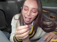 Mamada, Británico, Coche, Vestido, Italiano, Orgasmo, Al aire libre, Público