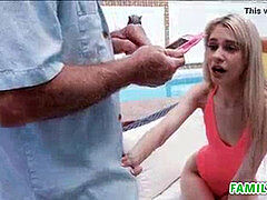 Sucer une bite, Attrapée, Couple, Papa, Nue  à poil, Petite femme, Suçant, Adolescente