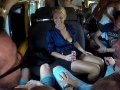 Gros seins, Blonde, Sucer une bite, Bus, Double pénétration, Hard, Seins naturels, Adolescente