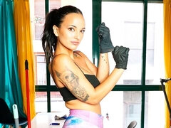 Stor stjärt, Stora tuttar, Avsugning, Doggystyle, Handjobb, Latina, Milf, Tatuering