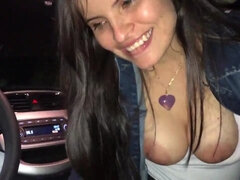 Tatiana Morales hace fellatio en su auto y luego se lo come