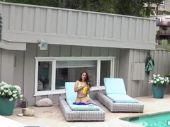 Bikini, Sucer une bite, En levrette, Talons, Masturbation, Mère que j'aimerais baiser, Piscine, Réalité