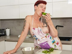 Gros cul, Gros seins, Doigter, Cuisine, Masturbation, Mature, Rousse roux, Dénudage