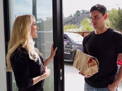 Stora tuttar, Avsugning, Doggystyle, Milf, Fitta, Strippning, Tatuering, Tuttar