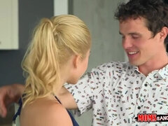 Ξανθιά, Απιστία, Βαθυ λαρυγγι, Μαλακία, Γλείψιμο, Μικρούλης, Τατουάζ, Έφηβος