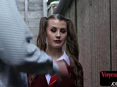 Leie, Bikini, Britisch, Süss, Weibliche domination, Fetisch, Im freien, Verführt