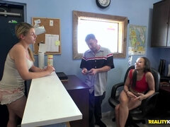 Blondi, Suihinotto, Luonnolliset tissit, Toimisto, Pillu, Todellisuus, Ajeltu, Tissit