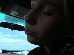 Enthousiasteling, Strand, Blond, Pijpbeurt, Handbeurt, Spuiten, Tatoeage, Onder de rok