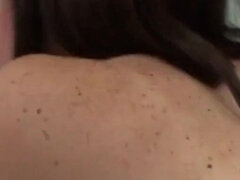 Sucer une bite, Brunette brune, Éjaculer dans la bouche