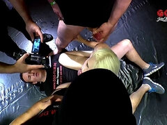 Blasen, Viele männer bespritzen eine frau, Hochschule, Sperma im mund, Gruppensex, Hd, Schlucken, Flotter dreier