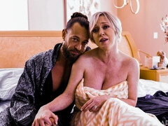 Sovrum, Stor stjärt, Stor kuk, Stora tuttar, Avsugning, Doggystyle, Milf, Kort hår