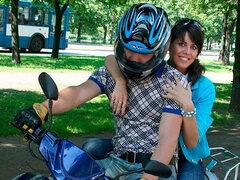 Blasen, Braunhaarige, Hundestellung, Im freien, Rasiert, Dürr, Entkleiden, Jungendliche (18+)