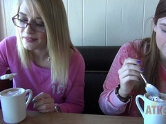 Enthousiasteling, Grote mammen, Blond, Vriendin, Doordringend, Openbaar, Kut duiken, Tieten likken