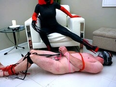 Azijci, Bdsm, Bondage, Oblečena ženska in nag moški, Dominacija, Ženska dominacija, Gagging, Zvezana