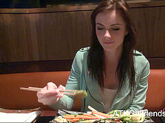 Kuřba, Brunetka, Striekanie semena, Footjob, Priateľka, Hotel, Kozičky