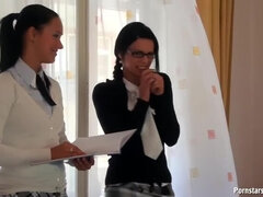 Duże cycki, Blondynka, Brunetka, Fetysz, Lesbijka, Pończochy, Strapon, Zabawki