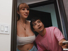 Morena, Consolador, Gafas, Tetas naturales, Montar, Ducha, Tatuaje, Juguetes