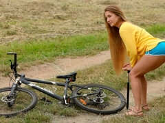 Blasen, Braunhaarige, Süss, Handjob, Küssen, Im freien, Jungendliche (18+), Titten