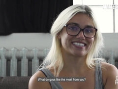 Leie, Blasen, Süss, Aufs gesicht abspritzen, Brille, Masturbation, Titten, Nass