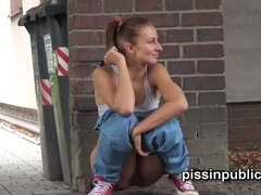 Bebê, Morena, Closeup, Jeans, Ao ar livre cartaz de rua outdoor, Mijar, Público, Minissaia