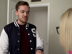 Culo grande, Rubia, Mamada, Polla, Gafas, Pov, Afeitado, Chupando