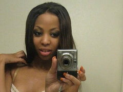 18, Amatör, Brunett, Ebenholts, Fingering, Onani, Naturliga tuttar, Strippning