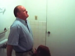 Avsugning, Brunett, Flickvän, Handjobb, Hardcore, Kontor, Offentlig, Tabu