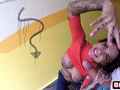 Blasen, Braunhaarige, Öffentlich, Muschi, Realität, Tätowierung