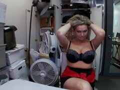 Seductive MILF Abbey Brooks demonstrates awesome booty on camera